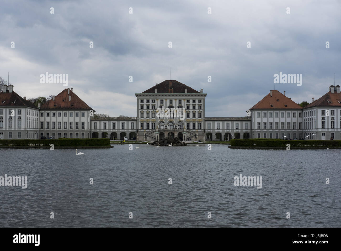 Außen ist das Schloss Nymphenburg Barockstil befindet sich im Stadtzentrum von München, Deutschland. Der Palast wurde von dem Ehepaar komponiert von Ferdinand Maria und Henriette Adelaide von Savoyen, Agostino Barelli 1664 beauftragt. Heute ist das Schloss Nymphenburg ist für die Öffentlichkeit zugänglich, aber es ist noch das Haus und Sitz des Leiters des Hauses Wittelsbach, The Duke Francis von Bayern.  Wo: München, Bayern, Deutschland bei: Kredit-16. April 2017: Oscar Gonzalez/WENN.com Stockfoto