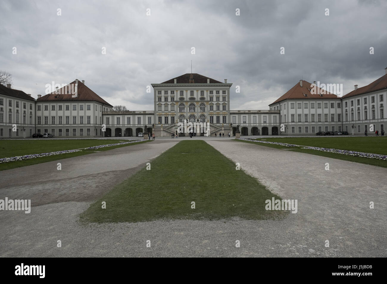 Außen ist das Schloss Nymphenburg Barockstil befindet sich im Stadtzentrum von München, Deutschland. Der Palast wurde von dem Ehepaar komponiert von Ferdinand Maria und Henriette Adelaide von Savoyen, Agostino Barelli 1664 beauftragt. Heute ist das Schloss Nymphenburg ist für die Öffentlichkeit zugänglich, aber es ist noch das Haus und Sitz des Leiters des Hauses Wittelsbach, The Duke Francis von Bayern.  Wo: München, Bayern, Deutschland bei: Kredit-16. April 2017: Oscar Gonzalez/WENN.com Stockfoto