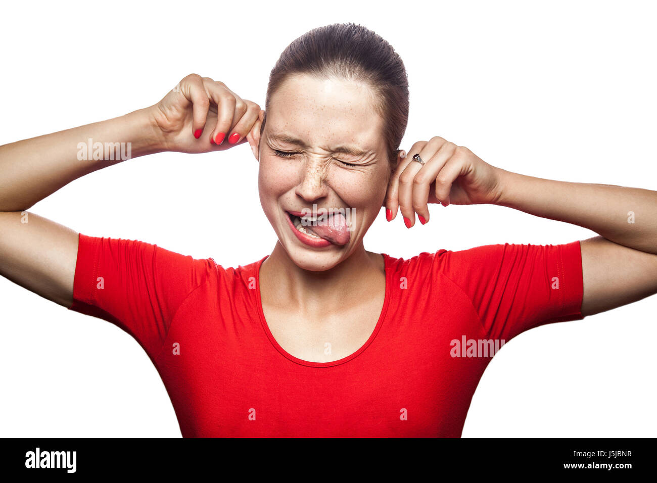 Porträt der verrückte lustige Frau im roten T-shirt mit Sommersprossen. Blick in die Kamera, Studio gedreht. isoliert auf weißem Hintergrund. Stockfoto