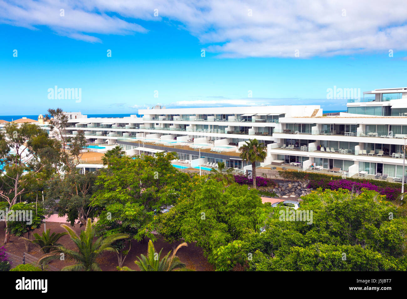 Malerische Aussicht von einem Resort und dem Atlantischen Ozean im Hintergrund in Costa Adeje, Teneriffa, Spanien Stockfoto