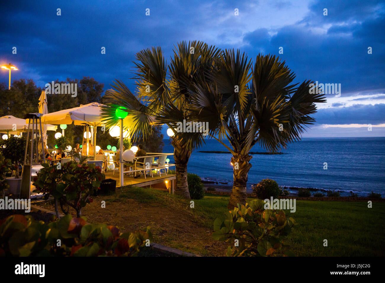 Restaurant mit Blick auf den Atlantischen Ozean an der Costa Adeje, Teneriffa, Spanien Stockfoto