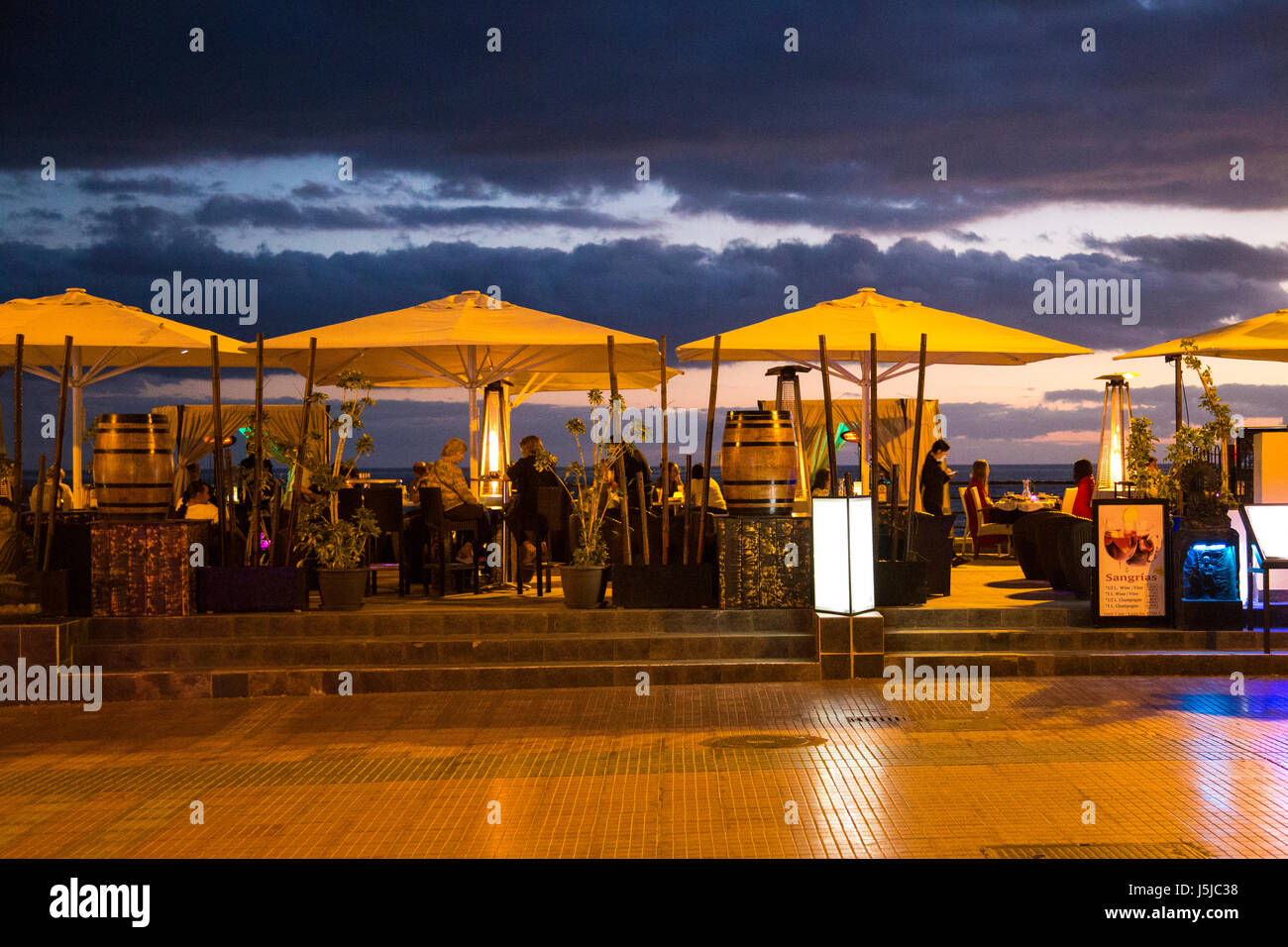 Restaurants am Strand in Fanabe, Costa Adeje, Teneriffa, Spanien Stockfoto