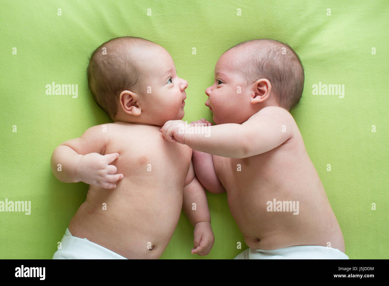 Zwei Baby-jungen zwei Brüder Stockfoto