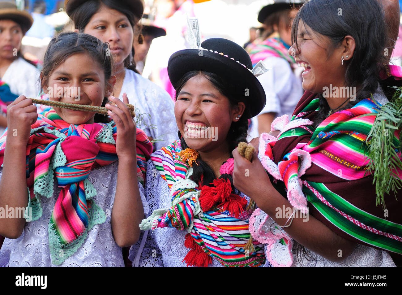 SUCRE, Bolivien - 10 SEPTEMBER: Fiesta De La Virgen de Guadalupe in Sucre. Jungen Teilnehmer in die Tanzparade in Sucre am 10. September 2011 Stockfoto