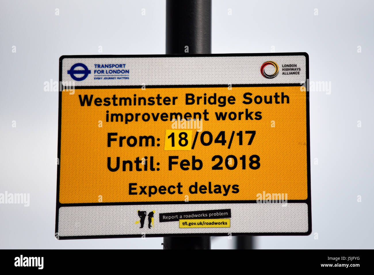 Transport für London Straßenschild, Warnung vor Verzögerungen aufgrund von Bauarbeiten an der Westminster Bridge South in der Nähe des Palace of Westminster Stockfoto