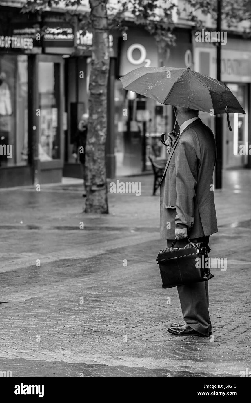 Abington Street, Northampton an einem grauen Morgen nass. Stockfoto