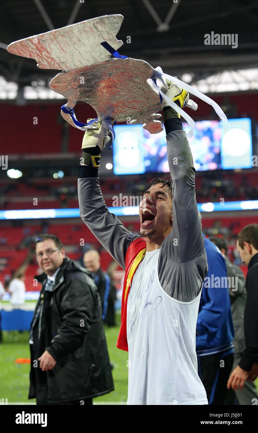 JOEL ROBLES mit gefälschten FA CUP MANCHESTER CITY V WIGAN ATHLET WEMBLEY Stadion LONDON ENGLAND UK 11. Mai 2013 Stockfoto