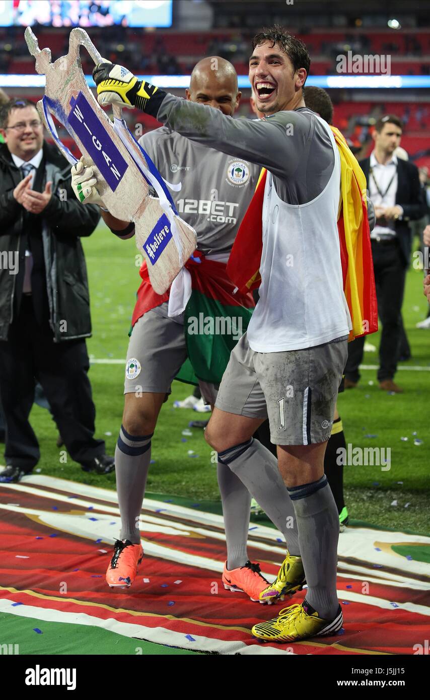 ALI AL-HABSI CELEBRTAES mit J MANCHESTER CITY V WIGAN ATHLET WEMBLEY Stadion LONDON ENGLAND UK 11. Mai 2013 Stockfoto