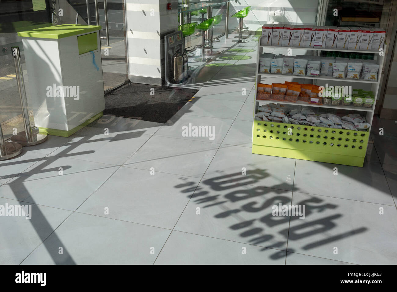 Die Schatten auf dem Boden eines Unternehmens Wasabi, Sushi und Bento geschlossen über das Wochenende am London Wall, in der City of London, 14. Mai 2017, in London, England. Stockfoto