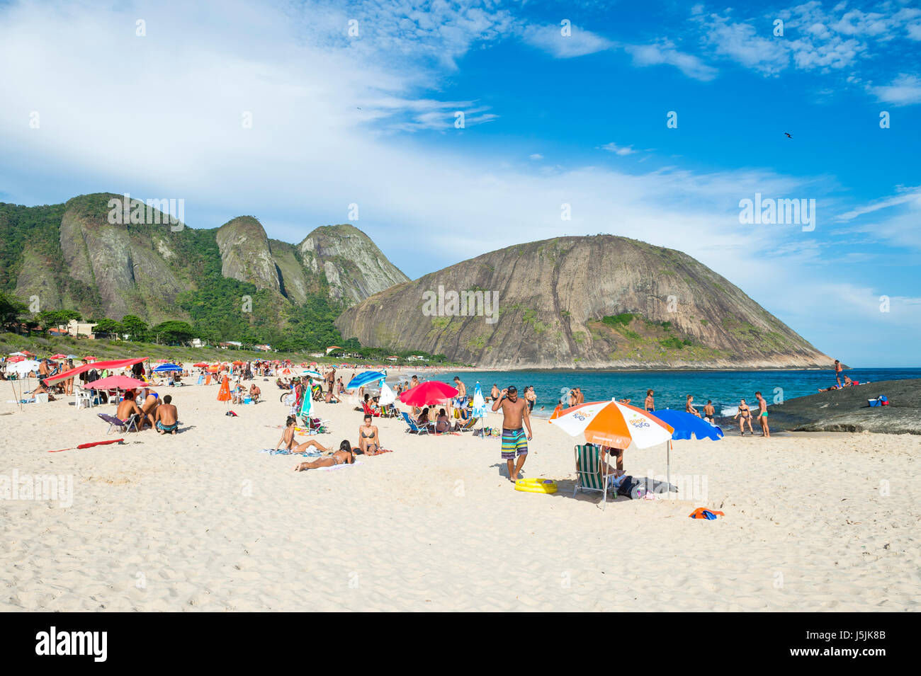 RIO DE JANEIRO - 4. März 2017: Beachgoers nutzen ein sonniges Wochenende in Itacoatiara Beach, ein Stadtteil in Niteroi über Guanabara-Bucht. Stockfoto