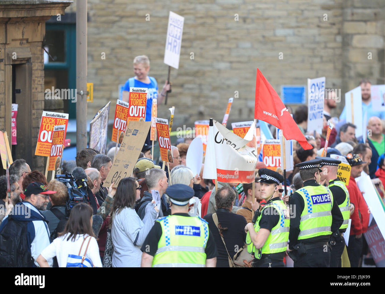 Demonstranten außerhalb des Veranstaltungsortes in Halifax, West Yorkshire vor konservative Parteichef startet ihr Parteiprogramm Parlamentswahlen. Stockfoto