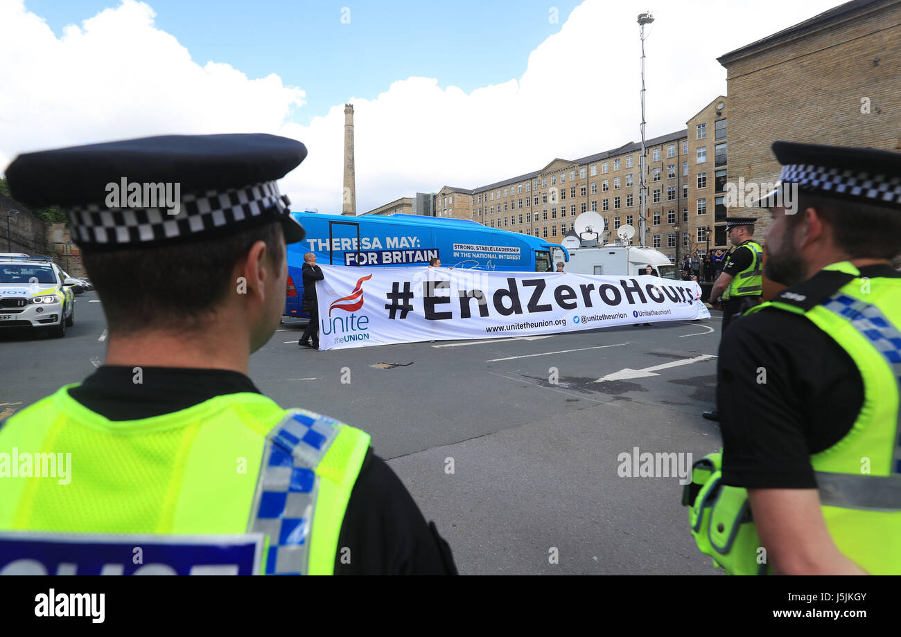 Demonstranten außerhalb des Veranstaltungsortes in Halifax, West Yorkshire vor konservative Parteichef startet ihr Parteiprogramm Parlamentswahlen. Stockfoto