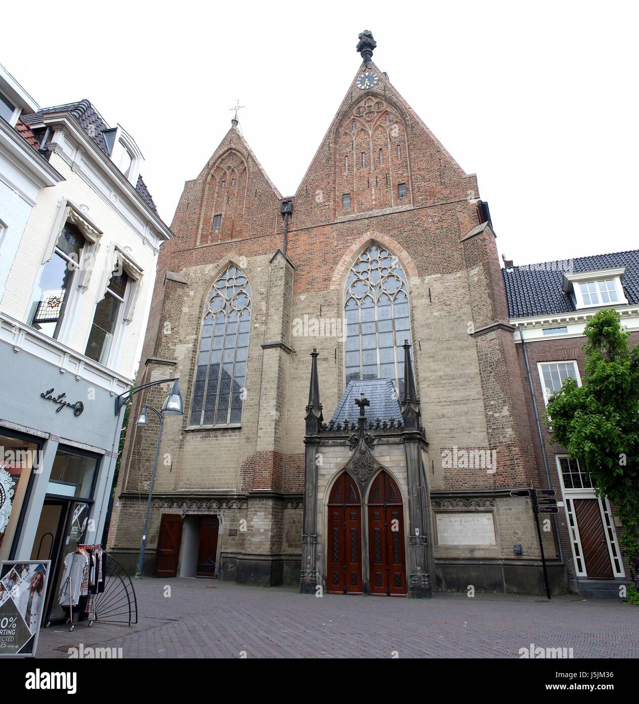 Broederenkerk oder römischen katholischen St. Kerk Kirche in Deventer, Niederlande. Nicht zu verwechseln mit wichtigsten protestantischen Kerk Kirche am Grotekerkhof Stockfoto