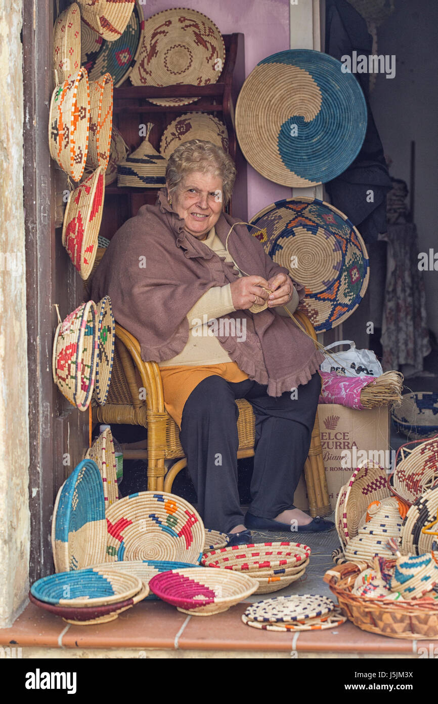 Körbe flechten ist ein lokales Handwerk in Castelsardo, Golf von Asinara in Sardinien, Italien Stockfoto