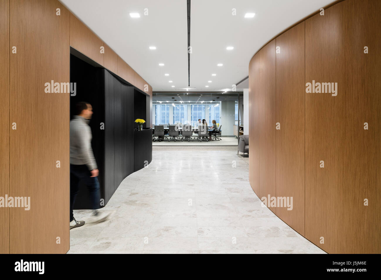 Eingangsbereich mit gebogenen Holzwände. 280 Park Avenue Büro, New York, Vereinigte Staaten von Amerika. Architekt: BKSK Architekten, 2016. Stockfoto