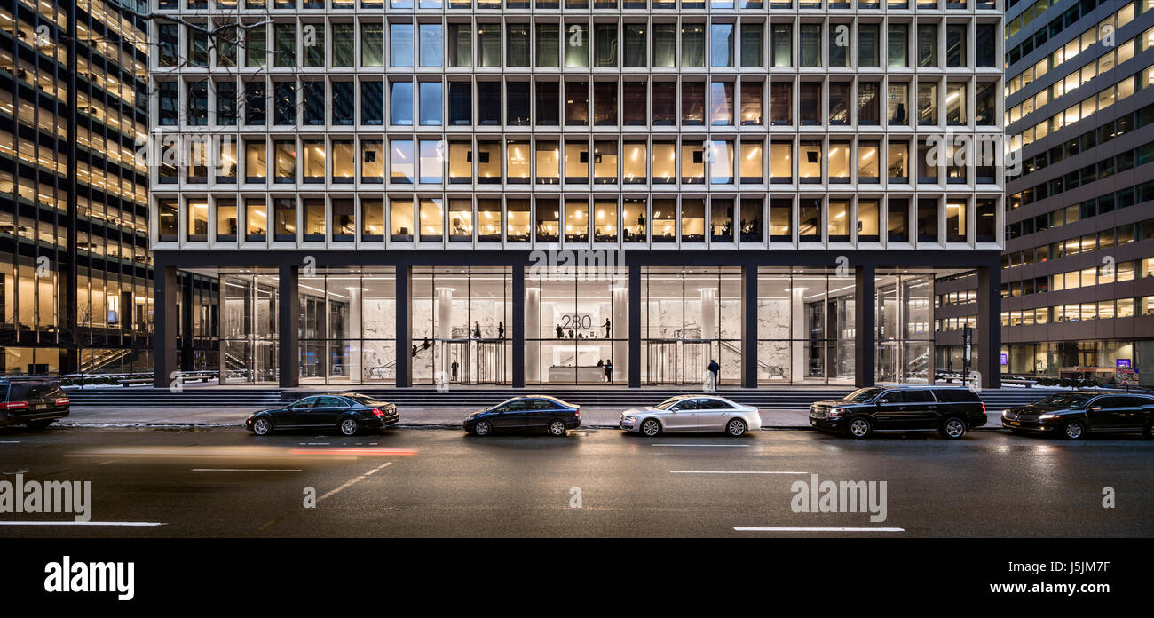 Außen Höhe der unteren Stockwerke gesehen von der Park Avenue. 280 Park Avenue Büro, New York, Vereinigte Staaten von Amerika. Architekt: BKSK Architekten, 2016. Stockfoto