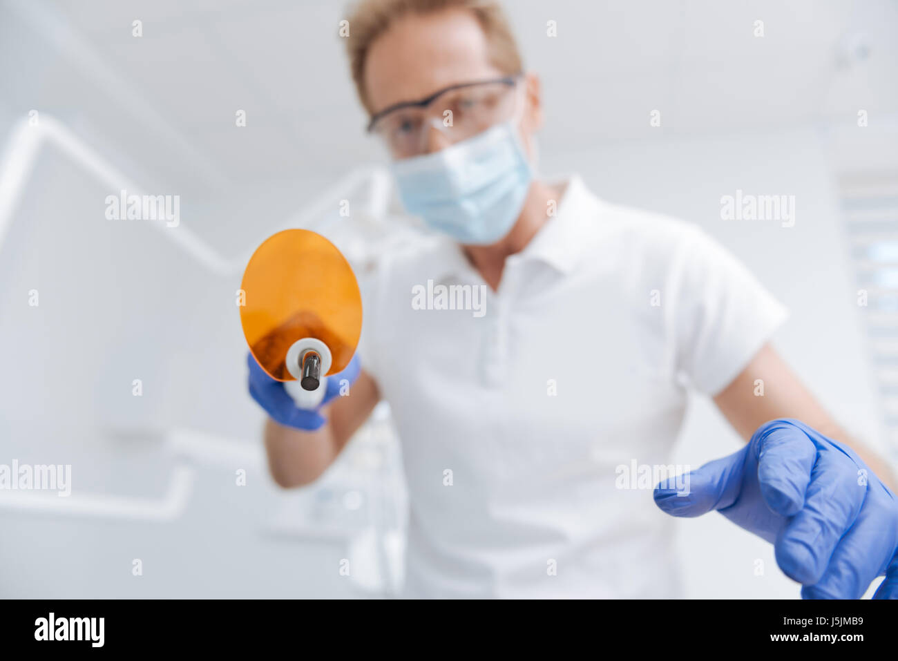 Präzise lokale Zahnarzt Bleaching Prozedur Stockfoto
