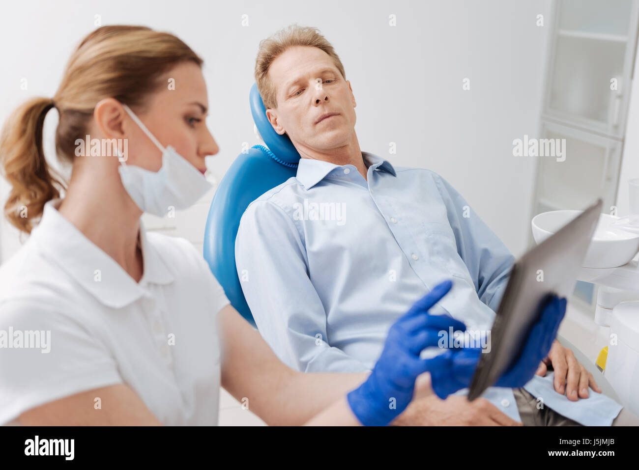 Konzentrierte sich besorgt Mann hören Ärzte Erklärung Stockfoto