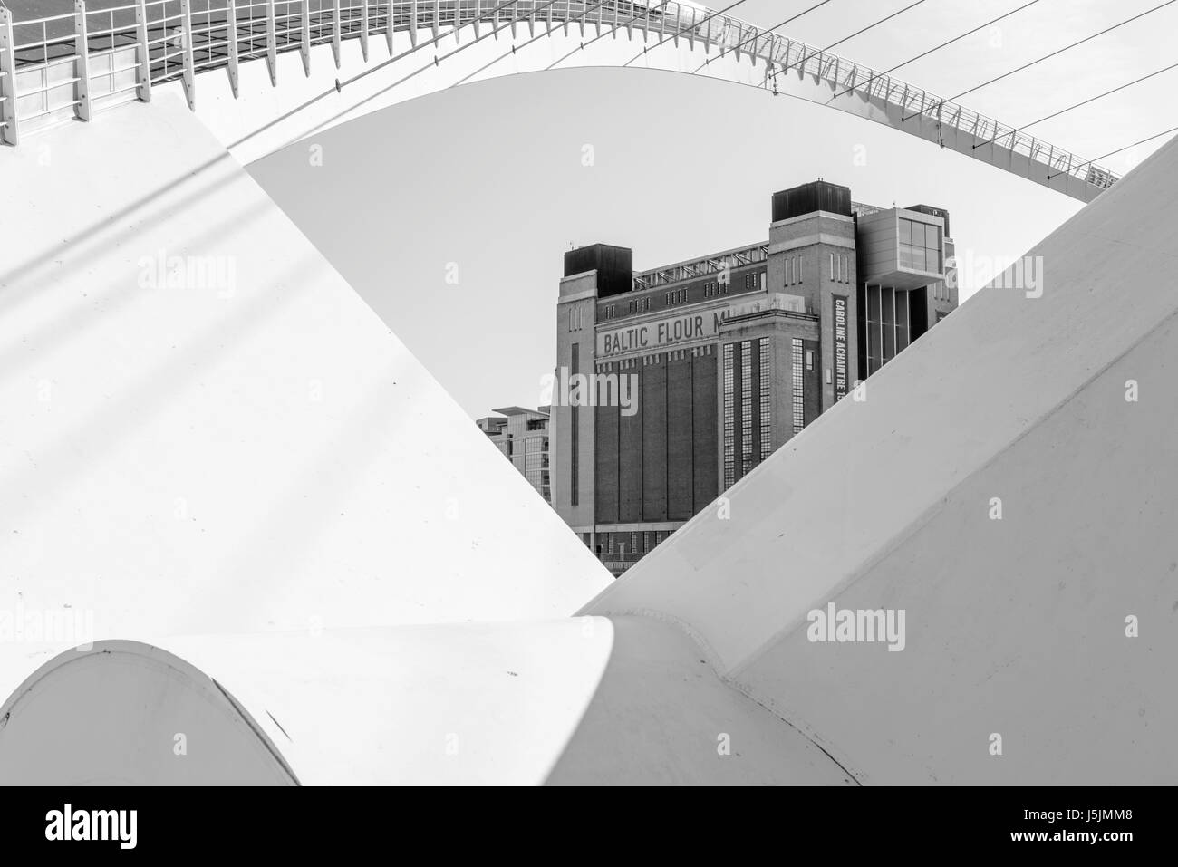 Newcastle upon Tyne mit der Gateshead Millennium Bridge und Baltischen Zentrum für Zeitgenössische Kunst in Gateshead, Tyne und Wear, England, UK. Stockfoto