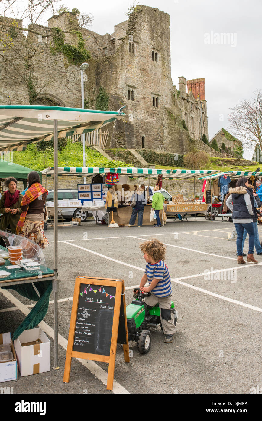 Heu-Burg sitzt hinter dem wöchentlichen Open-Air Bauernmarkt in Hay-on-Wye, Powys, Wales. die Stadt ist berühmt für seine literarische Festival. Stockfoto