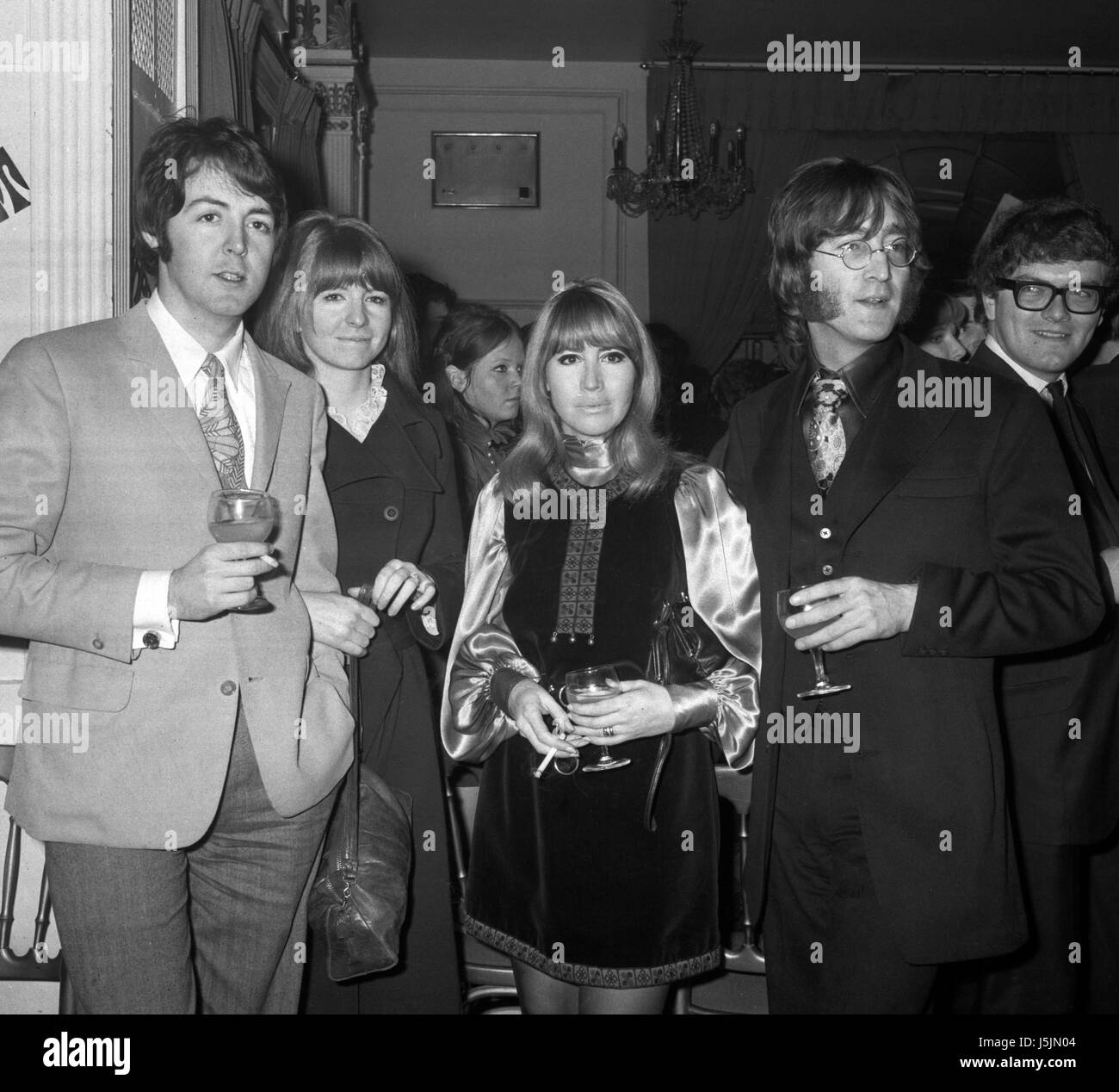 Paul McCartney, The Beatles, mit seiner Freundin Schauspielerin Jane Asher, und John Lennon, auch von den Beatles, mit seiner Frau Cynthia am heutigen "Grapefruit" Party in der Mayfair Suite von Hannover Grand, London statt. Die "Grapefruit" sind eine neue beat-Gruppe, die der Veröffentlichung ihrer ersten RCA einzelne "Dear Delilah" feierten. Stockfoto