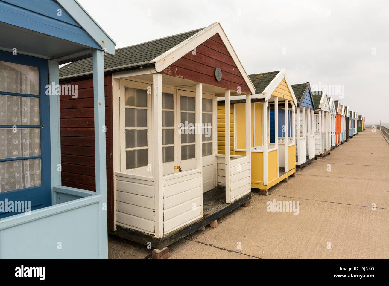 Strandhütten an einem grauen Tag in Southworld Suffolk UK Stockfoto