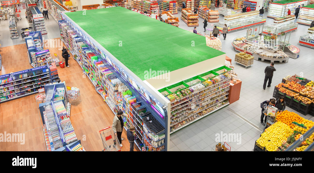 Menschen beim Einkaufen in einem Supermarkt Stockfoto