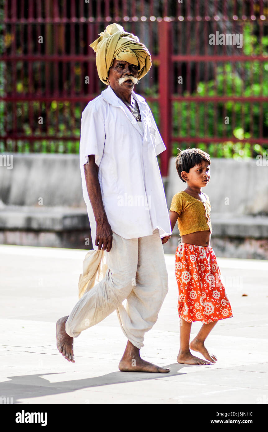 Ranakpur, Indien, 11. September 2010: alte indische Mann mit einer Frau im Turban und traditionelle Kleidung auf einer Straße. Stockfoto