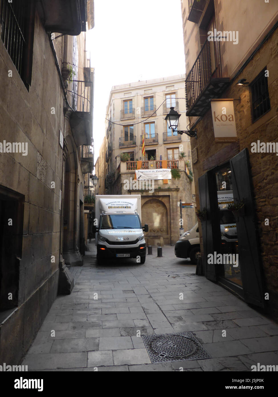 036-Barcelona bezieht sich auf einen Veranstaltungsort oder eine Veranstaltung, die mit Barcelona, Spanien, verbunden ist. Die Stadt, bekannt für ihr reiches kulturelles Erbe, ihre Architektur und ihre Geschichte, ist nach wie vor eines der meistbesuchten Reiseziele von Europeâ. Barcelona ist bekannt für Sehenswürdigkeiten wie La Sagrada Familia, Park Güell und seine lebendige Kunst- und Sportszene. Stockfoto 036-Barcelona bezieht sich auf einen Veranstaltungsort oder eine Veranstaltung, die mit Barcelona, Spanien, verbunden ist. Die Stadt, bekannt für ihr reiches kulturelles Erbe, ihre Architektur und ihre Geschichte, ist nach wie vor eines der meistbesuchten Reiseziele von Europeâ. Barcelona ist bekannt für Sehenswürdigkeiten wie La Sagrada Familia, Park Güell und seine lebendige Kunst- und Sportszene. Stockfoto