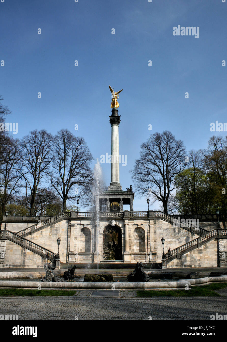 Treppen-Denkmal Säule Engel Engel München Brunnen gold friedensengel Stockfoto