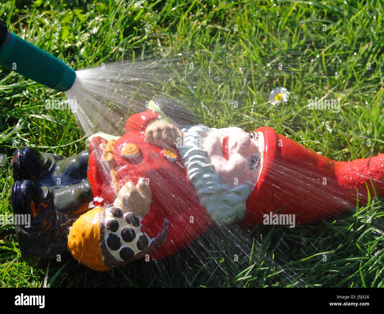Reinigen Sie waschen waschen Zwerg Schlauch Garten Gnome Gnome zu spülen Reinigen abkühlen Stockfoto