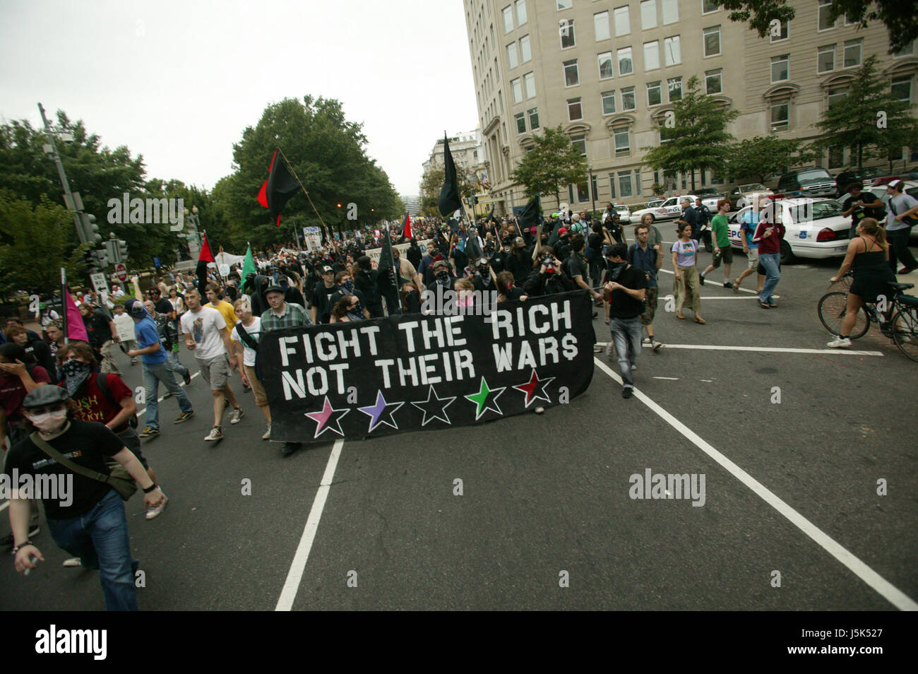 Black Bloc Anarchisten übernehmen eine Straße in der Anti-Kriegs-Marsch auf Washington. Stockfoto