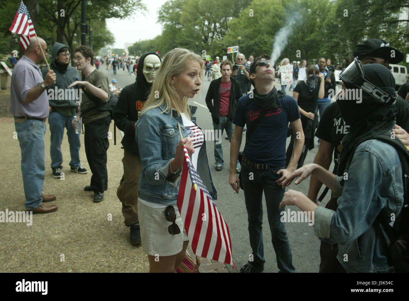 Black Bloc Anarchisten argumentieren links, mit einer konservativen Zähler Demonstrator während der Anti-Kriegs-Marsch auf Washington. Stockfoto