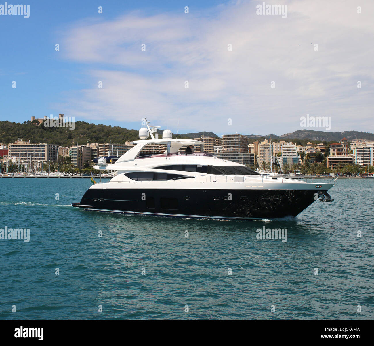 Bilder - Motor-Yacht "TATIANA" + historische Belver Burg - während der kombinierten Palma International Boat Show 2017 und Palma Superyacht zeigen 2017, Palma. Stockfoto