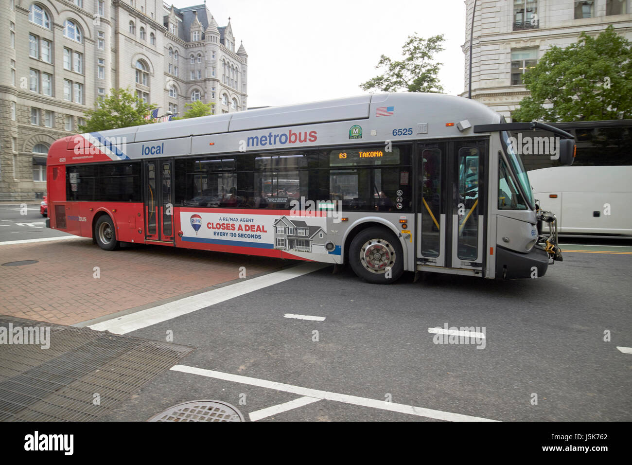 WMATA Washington Metrobus Xcelsior Hybrid Diesel Elektrobus von neuen Flyer Industries Washington DC USA, vorsätzliche Bewegungsunschärfe Stockfoto