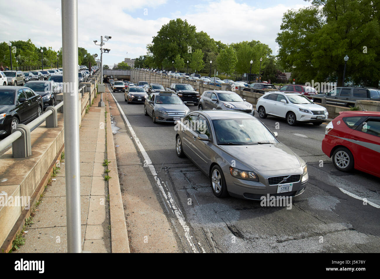 dichten Verkehr auf der Schnellstraße 12th Street unter der national Mall in Washington DC USA Stockfoto