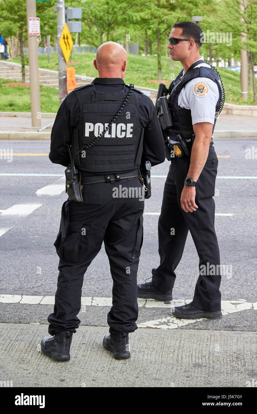 United States Secret Service uniformierten Agenten blockieren Straßen rund um die Whitehouse Autokolonne Ankunft Washington DC USA vorbereiten Stockfoto