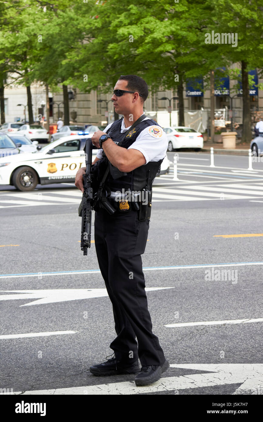 United States Secret Service uniformierten bewaffneten Agenten blockieren Straßen rund um die Whitehouse Autokolonne Ankunft Washington DC USA vorbereiten Stockfoto