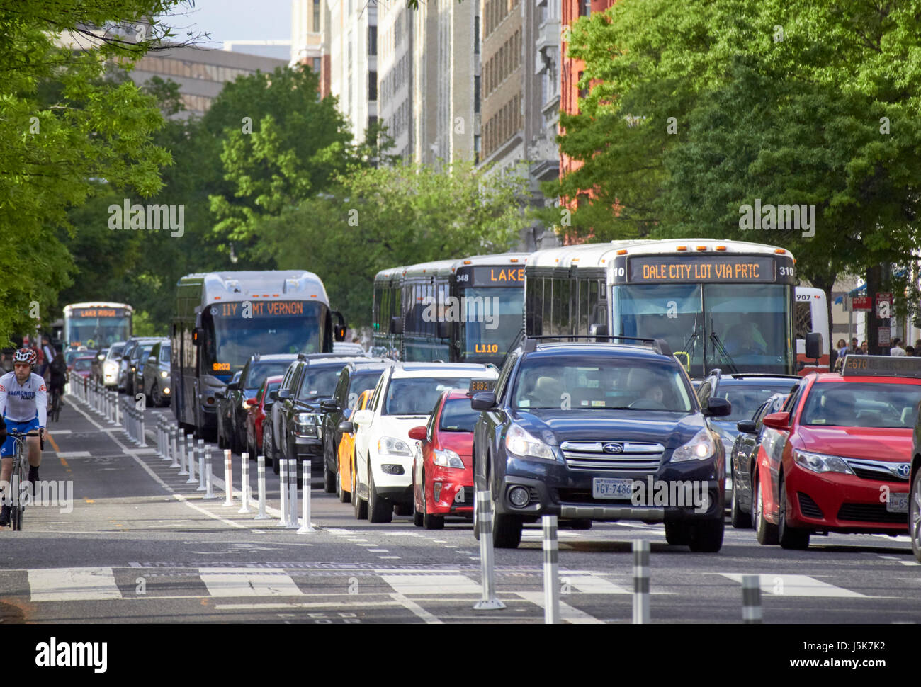 hohen Verkehrsaufkommens auf 15th Street Penn Quarter in der Rush Hour mit leeren Fahrradweg Washington DC USA Stockfoto
