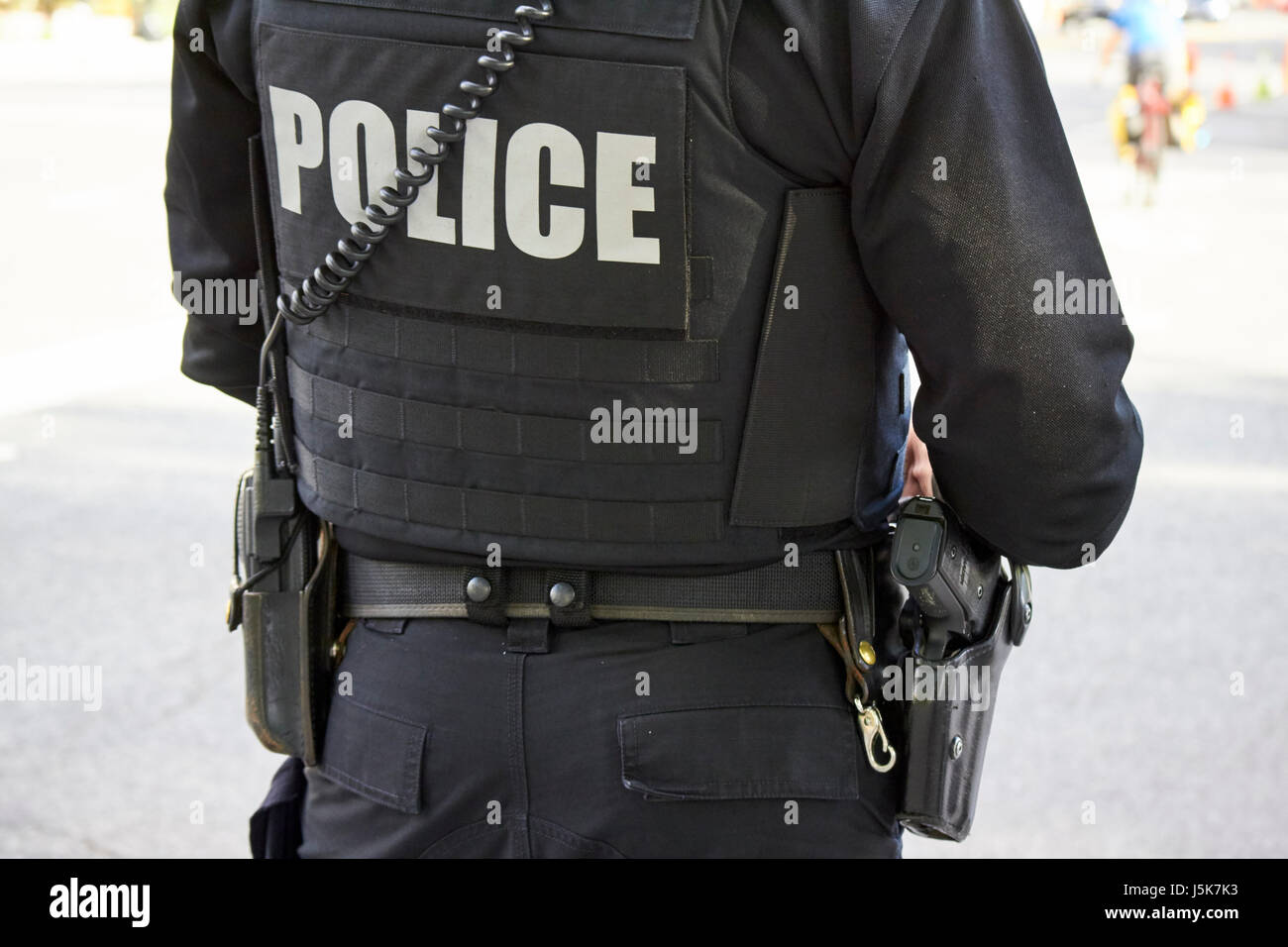 Vereinigten Staaten Geheimagent Uniformierte Polizei bewaffnet mit Pistole und kugelsichere Weste und taktische Ausrüstung Washington DC USA Stockfoto