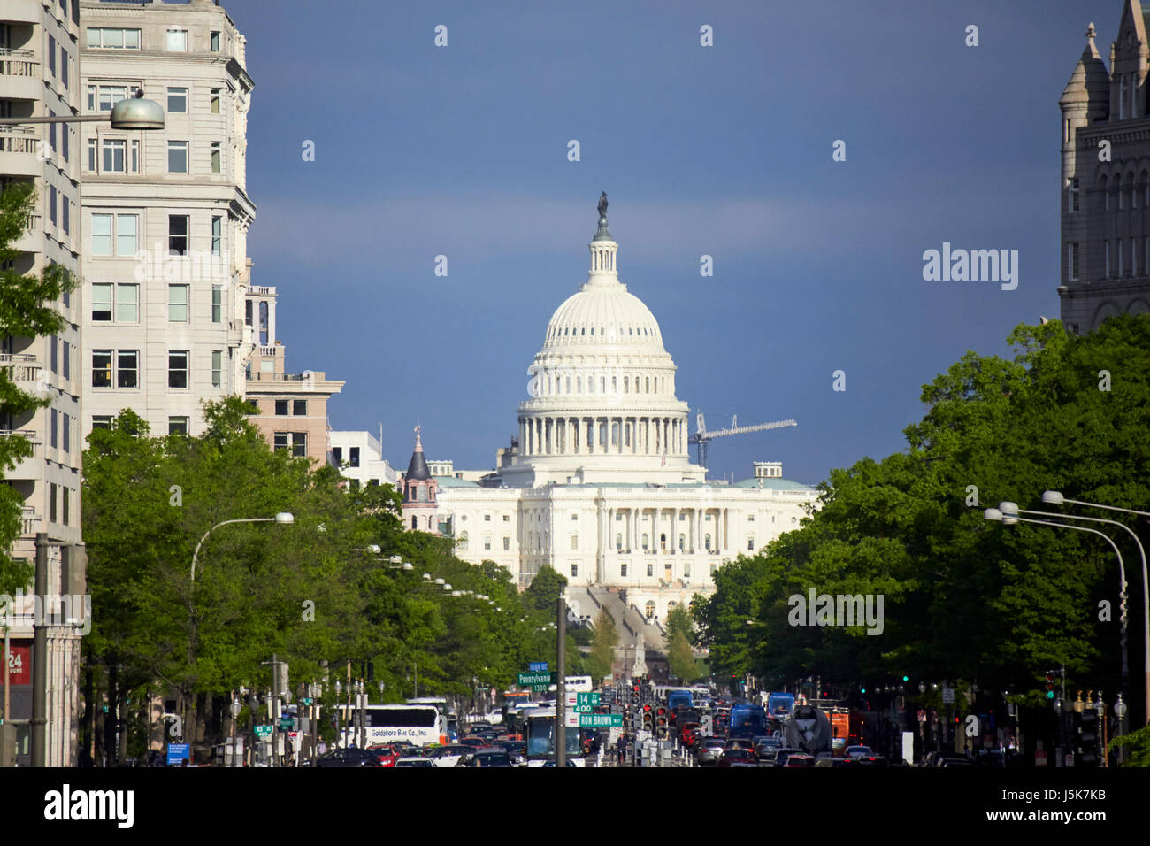 auf der Suche durch Hitze Dunst beschäftigt Pennsylvania Avenue gegenüber dem US Capitol Gebäude Washington DC USA Stockfoto