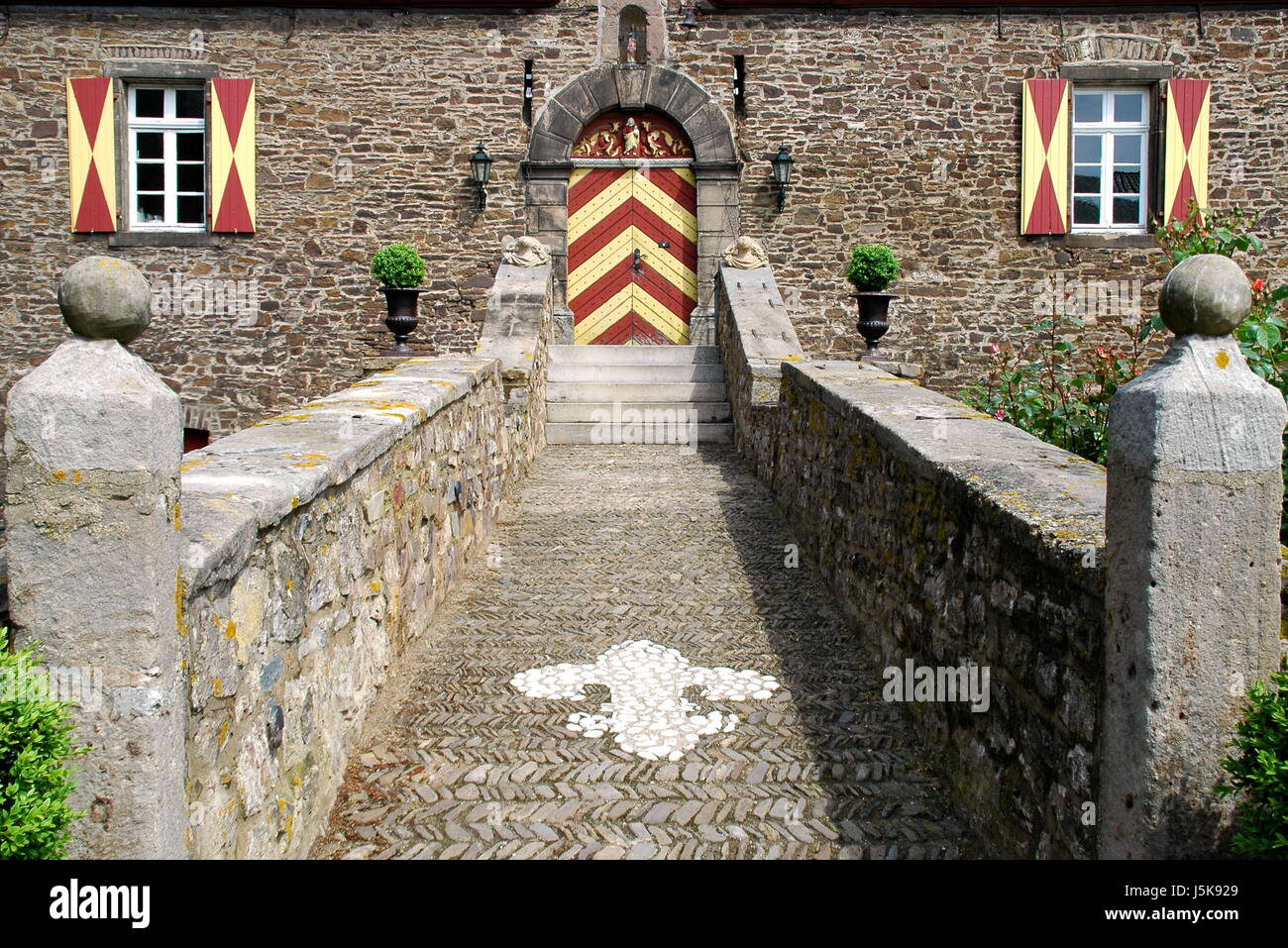 Treppe Fenster Bullauge Dormer Fenster Fenster Eingangstür Gips Laterne Stockfoto