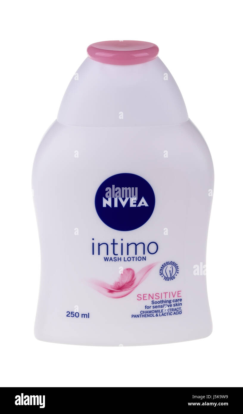 BURGAS, Bulgarien - 17. Mai 2017: Nivea Intimo sensible intim Wasch Lotion  250 ml isoliert auf weiss. Marke NIVEA, die im Besitz von der deutschen  Firma Beiersd Stockfotografie - Alamy