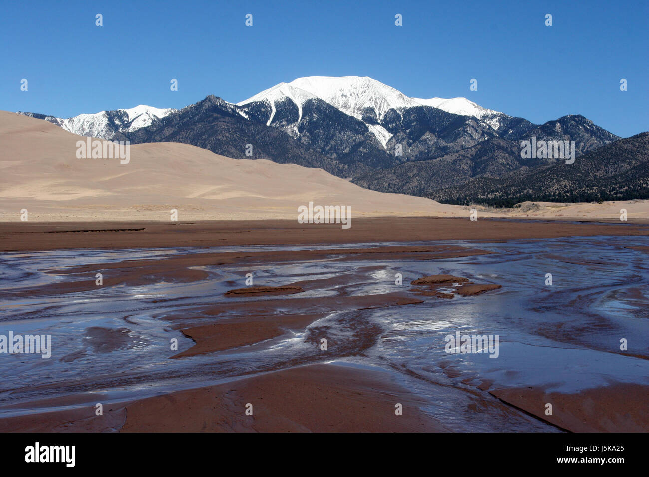 blaue Berge beauteously schön fließend Wüste Ödland braun Stockfoto