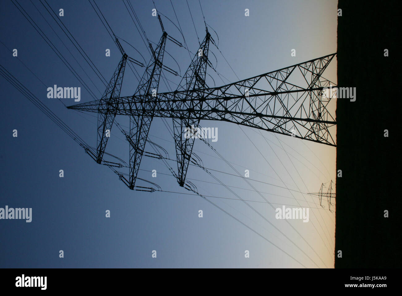 Sonnenuntergang-Energie macht Strom Strom Wind Energie aktuelle Mast hoch Stockfoto