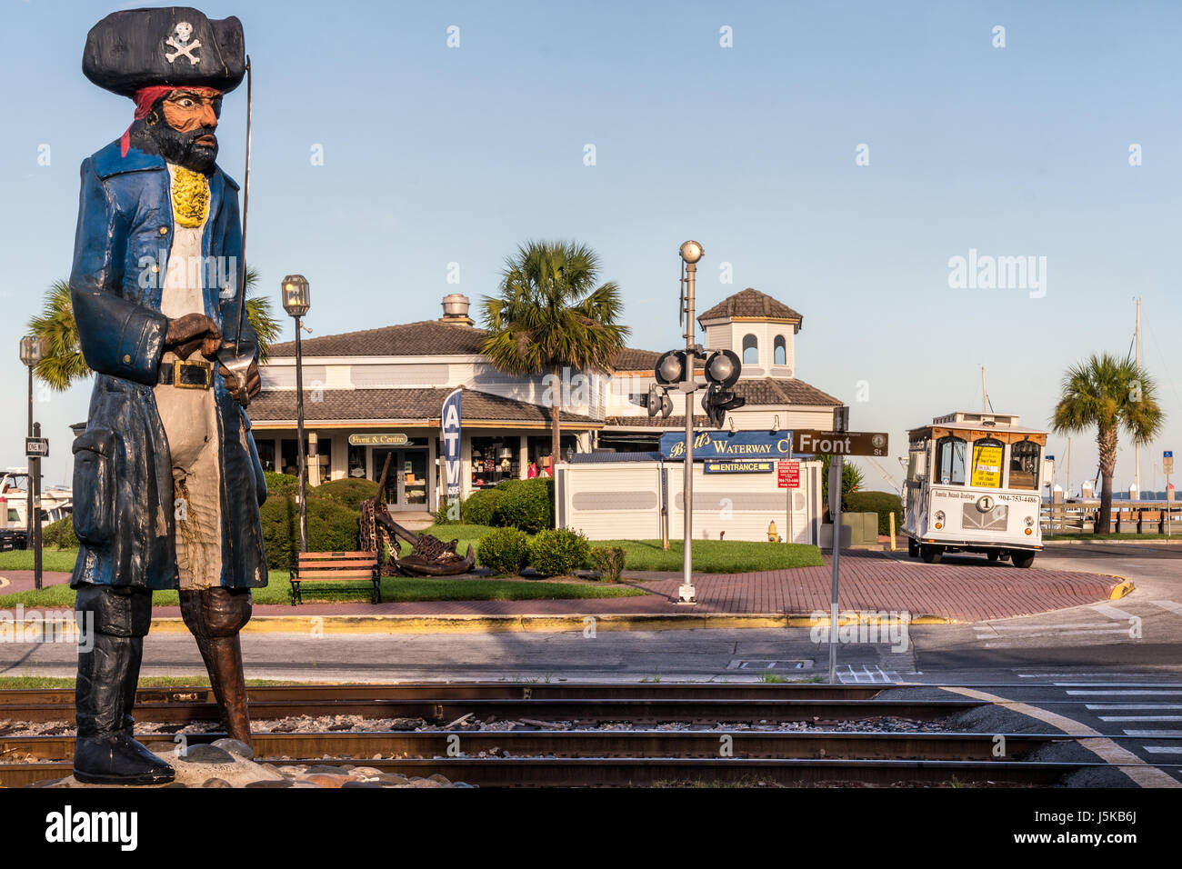 Peg Leg Pete Pirate Statue auf Vorder- und Straßen in Fernandina Beach, Florida Stockfoto