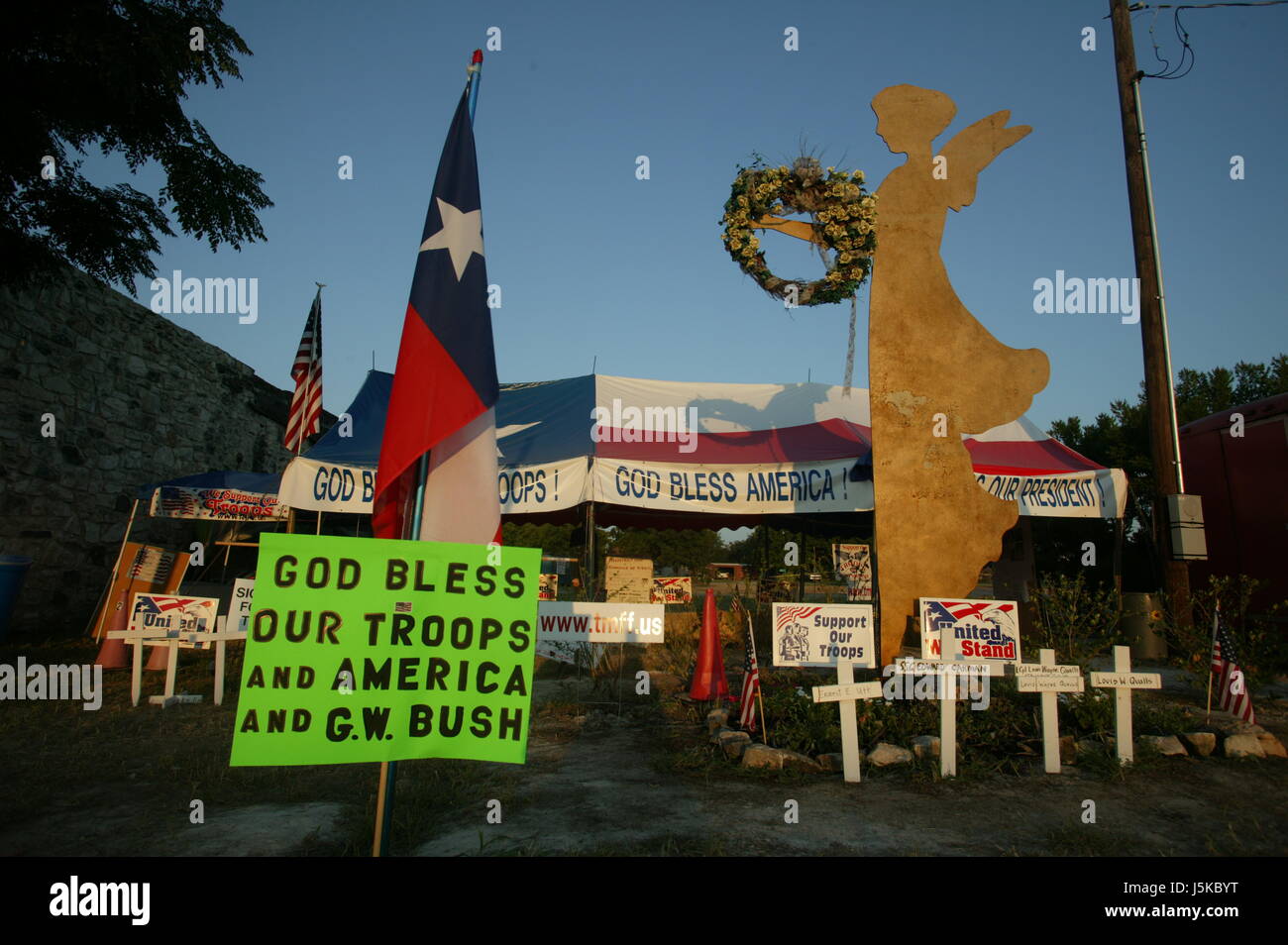 im Camp Casey nahe dem Eingang von Bushs Ranch. Proteste gegen Bush statt in der Nähe seines Hauses in Crawford, Texas im Laufe des Sommers 2005. Antikriegsaktivist Cindy Sheehan hatte die Proteste begonnen, nachdem ihr Sohn Casey Sheehan während der US-Invasion im Irak getötet wurde. Sheehan verlangte, dass Bush mit ihr reden über den Krieg, und wenn er nicht, sie einen Protest außerhalb seiner Ranch richten. Stockfoto