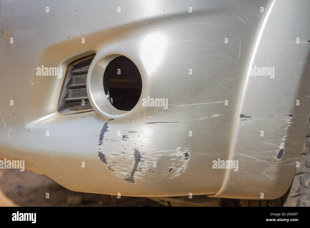 Nahaufnahme des abgestürzten Auto überfahren auf der vorderen Stoßstange Stockfoto