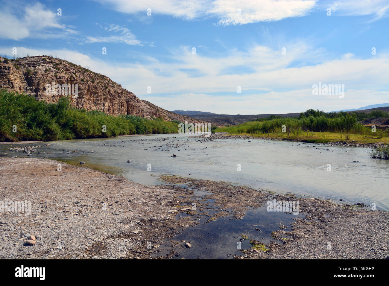 Das seichte Wasser des Rio Grande als Grenze zwischen den USA und Mexiko bei der Hot Springs Trail in Big Bend Nationalpark, Texas zu handeln Stockfoto