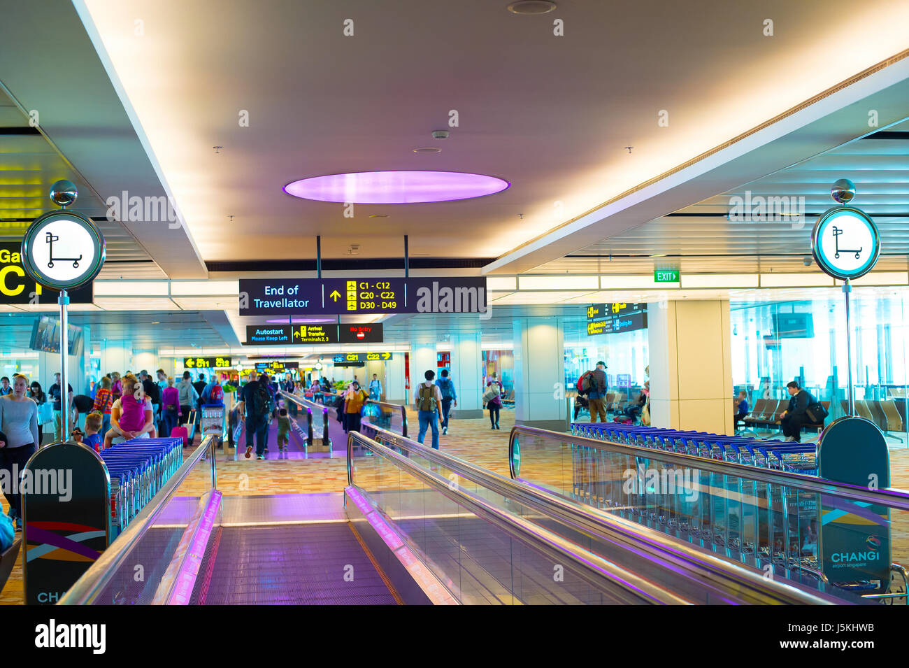Singapur - 13. Januar 2017: Travellator am internationalen Flughafen Changi in Singapur. Changi Airport dient mehr als 100 Fluggesellschaften 6.100 Stockfoto